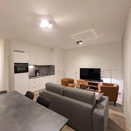 New Modern In The Heart Of T73 Apartment *